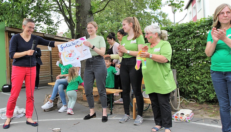 Der Nachtisch kam von der Kirchengemeinde: Gemeindereferentin Christina Fromme gratulierte und segnete die sanierten Räume von St. Kilian.
